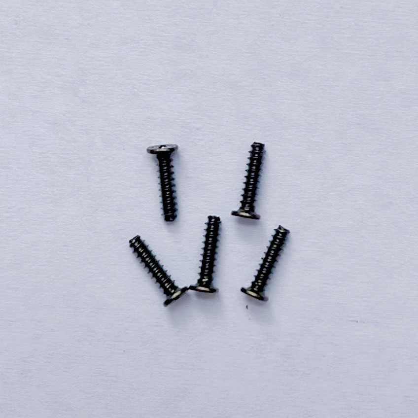 Ang pagkakaiba sa pagitan ng mga screws sa pag-tap sa sarili at ordinaryong mga tornilyo